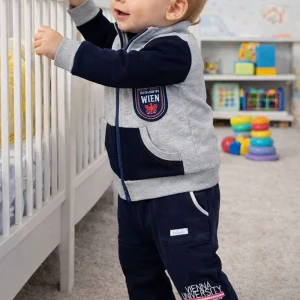 Completo in felpa garzata elasticizzata con scudetto e stampa sul pantalone