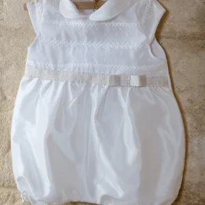 Pagliaccetto in raso con tulle sovrapposto, inserto in tessuto ricamato a rilievo e nastro in gros grain con filo oro