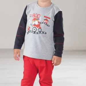 Completo con maglia e stampa in cotone elasticizzato, maniche e profili in contrasto e pantalone con tasche e risvolti sul fondo