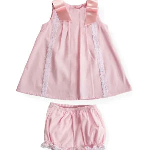 Vestitino smanicato in tela a navetta con pieghette, pizzo applicato e fiocchi in raso su spalla + mutandina abbinata